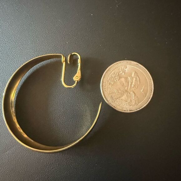 Vintage Signed Monet Gold-Tone Collar Necklace With Vintage Hoop Clip Earrings. - Picture 12 of 12